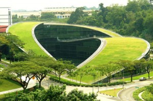 Foto de prédio verde construído em 2004.